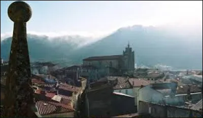 Commune Catalane, à la confluence de l'Agly et de la Boulzane, Saint-Paul-de-Fenouillet se situe en région ...