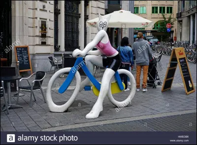 Qui chantait "À Paris, à vélo, on dépasse les autos" ?