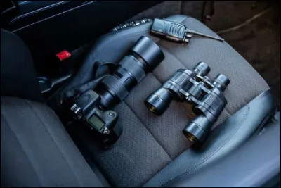 Si une personne indélicate ou trop curieuse se montre insistante sur un fait malgré un refus, deux professionnels munis de gadgets dignes de James Bond peuvent la suivre en toute discrétion pour en apprendre un peu plus sur elle. 
Il s'agit...