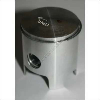 Sur un moteur 2t, la flèche sur le piston va...