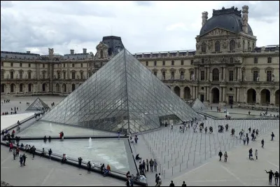 Quel est le roi qui a fait pour la première fois du Louvre la résidence royale, au XIVe siècle ?