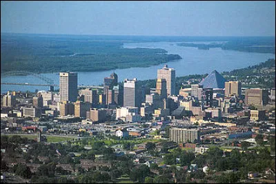 M comme cette ville des Etats-Unis, situ&eacute;e sur le Mississippi, au sud-ouest du Tennessee, consid&eacute;r&eacute;e comme le berceau du blues, de la soul et du rock :