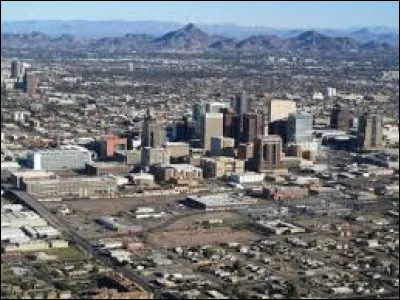 P comme cette ville des Etats-Unis, capitale de l'Etat d'Arizona :