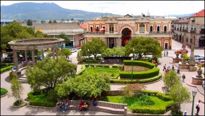Q comme cette ville du Guatemala, seconde plus grande ville du pays apr&egrave;s la capitale, ancienne ville Maya, aujourd'hui peupl&eacute;e de 300 000 habitants :