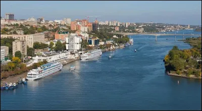 R comme cette ville russe de 1,2 million d'habitants, situ&eacute;e sur les rives du Don, &agrave; une quarantaine de kilom&egrave;tres de son embouchure sur la mer d'Azov :