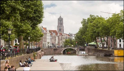 U comme cette ville n&eacute;erlandaise de 340 000 habitants, quatri&egrave;me ville du pays, une des p&ocirc;les de la conurbation de la Randstad :