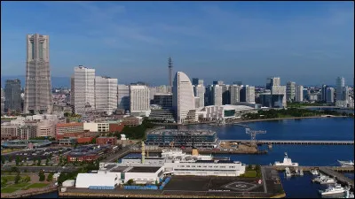 Y comme cette ville japonaise, peupl&eacute;e de plus de trois millions d'habitants, grande ville portuaire de la baie de Tokyo :