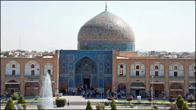 I comme cette ville iranienne, ancienne capitale et troisi&egrave;me ville du pays, riche de ses monuments :