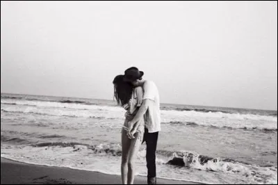 ''On devrait dire aux gens quand on les aime, trouver les phrases, trouver le temps, qu'ils changent nos heures amères en poèmes, on devrait tout se dire avant'' sont des paroles interprétées par quel chanteur ?