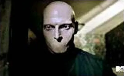 Grâce quoi le muet torture-t-il ses victimes ?