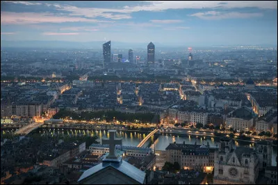 Dans quelle gare parisienne se situe le célèbre restaurant "Le Train bleu" ?