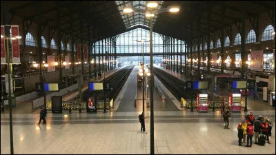 Quelle gare parisienne a été peinte à la fois par Monet et Manet ?