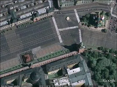 Quelle est cette ville ? Un indice : les panneaux n'y sont pas en alphabet latin...