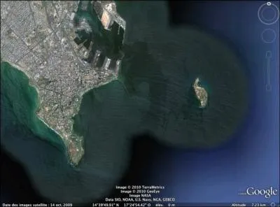 La petite le,  droite, est classe au patrimoine mondial de l'Unesco, donc, cette ville est...