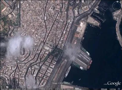 On l'appelle 'la blanche', cette ville est...