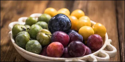 Il y a 10 prunes. Vous en prenez 4. Combien en avez-vous ?