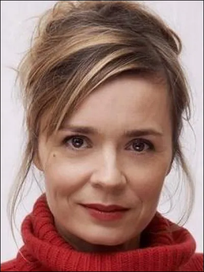 Qui est cette actrice française, célèbre pour son rôle de la capitaine Laure Berthaud dans la série télévisée "Engrenages" ?