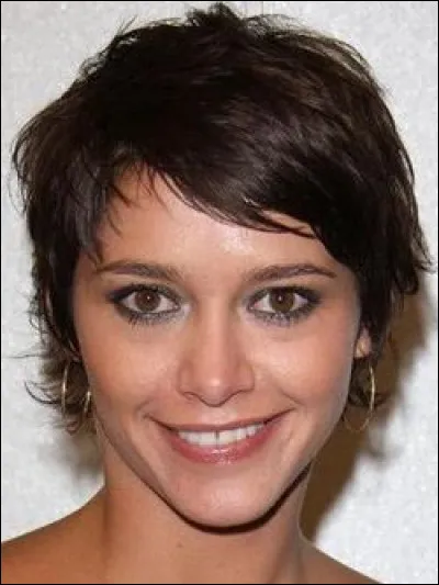 Qui est cette actrice, réalisatrice, scénariste et animatrice de télévision française ?