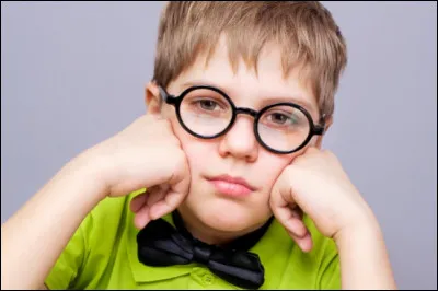 Jules a des problèmes de vue. Il porte de grosses lunettes et il louche un peu. Les autres se moquent de lui. Selon vous, Jules a-t-il subi une discrimination ?