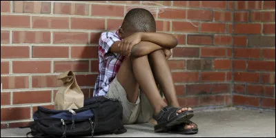 Abou vient d'arriver dans une nouvelle école. Sur la route les autres l'appellent Mamadou. Abou s'énerve. Selon vous, Abou a-t-il subi une discrimination ?