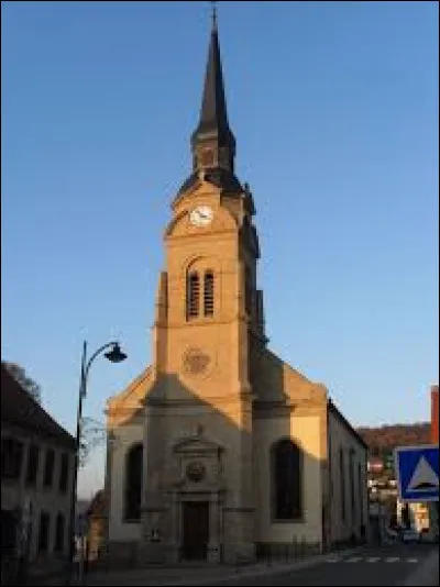 Nous sommes dans le Grand-Est devant l'&eacute;glise de la Trinit&eacute; de Cocheren. Ville de l'agglom&eacute;ration Forbachoise, dans la r&eacute;gion naturelle du Warndt, elle se situe dans le d&eacute;partement ...