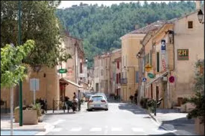 Nous fl&acirc;nons &agrave; pr&eacute;sent dans les rues de Meyrargues. Ville de la m&eacute;tropole Aix-Marseille-Provence, travers&eacute;e par la Durance, elle se situe dans le d&eacute;partement ...