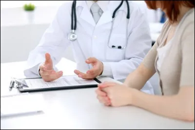 Si vous pensez avoir les symptômes du coronavirus, il faut vous rendre chez le médecin.