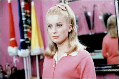 En 1964, Catherine Deneuve incarne le premier rôle féminin dans ce film entièrement chanté, récompensé par la Palme d'or au Festival de Cannes :