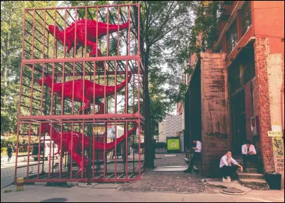 Comment se nomme le quartier de Beijing où s'expriment des artistes contemporains, et qui est souvent comparé à Greenwich Village ?