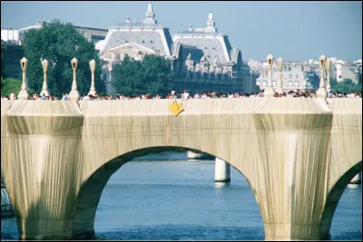 En 1985, quel artiste "empaquette" le Pont-Neuf à Paris ?
