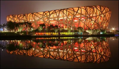 Dans quelle ville le stade national "Bird's nest", conçu par Warner Herzog et de Pierre Meuron, a-t-il été construit ?