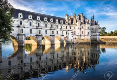Bâti en 1513 par Katherine Briçonnet, embelli par Diane de Poitiers et Catherine de Médicis, je suis un château situé en Indre-et-Loire. Monument historique privé le plus visité de France, je suis :