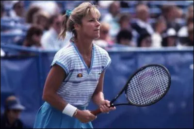 Cette joueuse de tennis américaine, première joueuse à dépasser les 1 000 victoires en individuel, et à se classer numéro un mondiale à cinq reprises (1975 à 1977, 1980 et 1981), c'est ... Evert.