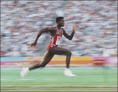 Cet athlète américain, spécialiste du sprint et du saut en longueur, qui a remporté dix médailles olympiques dont neuf en or entre 1984 et 1996, se prénomme ...