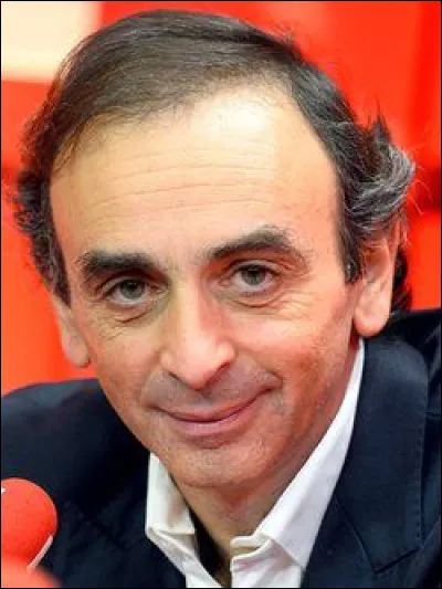 Qui est cet écrivain, essayiste, journaliste politique et polémiste ?