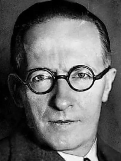 Qui est cet écrivain et diplomate, connu pour ses pièces de théâtre célèbres, Amphitryon, Électre, Ondine et la Folle de Chaillot, mort en 1944 ?