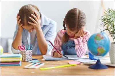 Tu rentres chez toi et tu vas dans ta chambre, tu prends ton t&eacute;l&eacute;phone et discute en ligne, quand ta m&egrave;re arrive et te demande de faire tes devoirs alors que tu &eacute;tais en pleine discussion avec un(e) ami(e), que r&eacute;ponds-tu ?