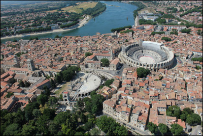 Ville bordée par le Rhône, célèbre par ses monuments romains :
