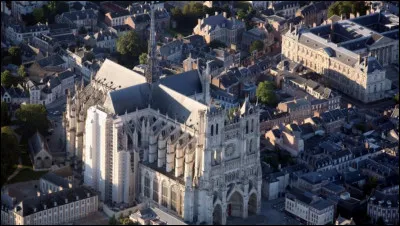 Ville traversée par la Somme, célèbre par sa grande cathédrale gothique :