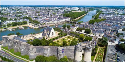 Ville des Pays-de-la-Loire, avec son château des Ducs :