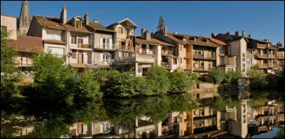 Ville du Massif-Central, chef-lieu du département du Cantal :