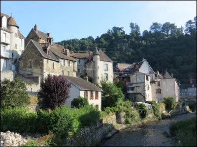 Ville traversée par la Creuse, sous-préfecture du département homonyme :