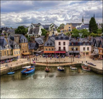 Petite ville sur sud de la Bretagne, traversée par un petit fleuve côtier, qui débouche dans le golfe du Morbihan :