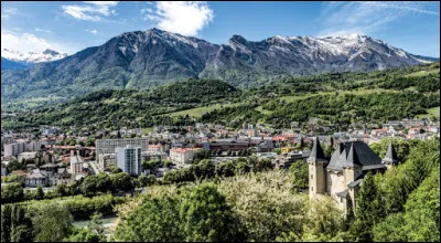 Ville de Savoie, dans la vallée de l'isère, à la jonction de la Combe de Savoie et des vallées de la Tarentaise, du Beaufortain et du Val d'Arly :