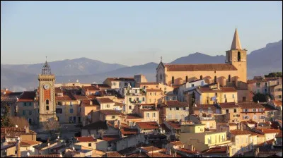 Ville provençale dans la périphérie marseillaise :