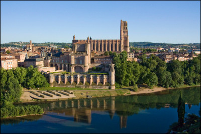 Ville traversée par le Tarn, célèbre pour sa cathédrale Sainte-Cécile :