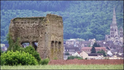 Ville de Bourgogne, aux importants vestiges romains :