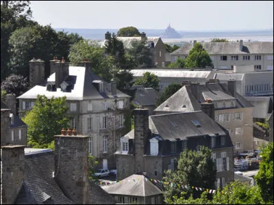 Ville normande dominant la baie du Mont-Saint-Michel :