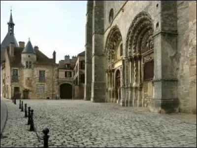 Ville de Bourgogne, sous-préfecture de l'Yonne, en bordure du Morvan :