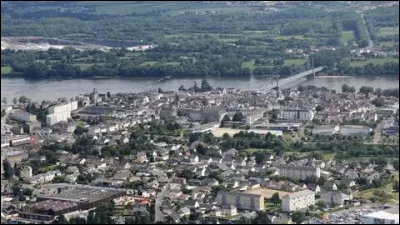 Petite ville bordée par la Loire, sous-préfecture du département de Loire-Atlantique :